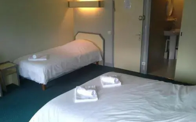 Hotel Set A Table