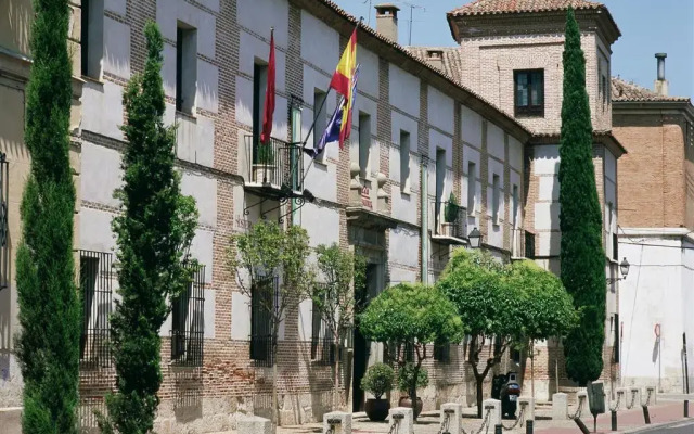 Отель Parador De Alcala вид на фасад