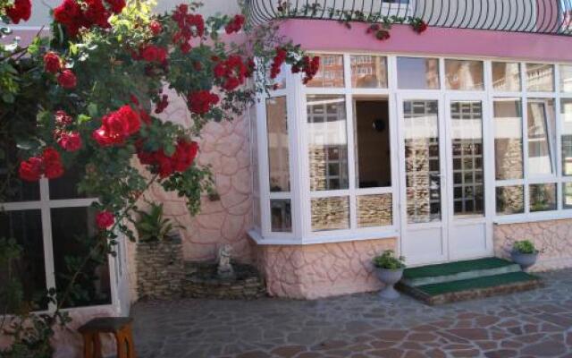 Гостиница Guest House Romanovykh Victoria в Анапе отзывы, цены и фото номеров - забронировать гостиницу Guest House Romanovykh Victoria онлайн Анапа вид на фасад