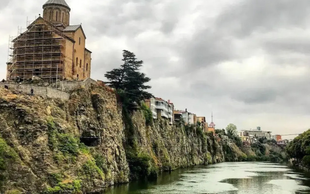 Отель English Home Tbilisi Тбилиси приотельная территория