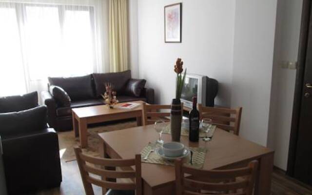 Апартаменты Ramada 2 Alexander Services Apartments комната для гостей
