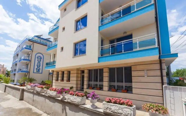 Отель Guest House Kristal Равда вид на фасад