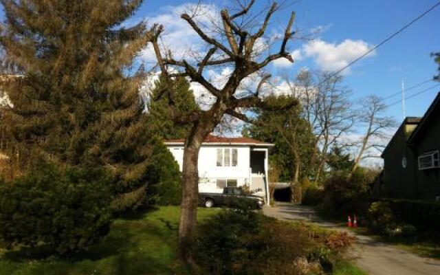 Отель Vancouver Backpacker House Канада, Бурнаби - отзывы, цены и фото номеров - забронировать отель Vancouver Backpacker House онлайн вид на фасад