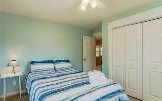 Hummingbird Retreat - Four Bedroom Cabin with Hot Tub