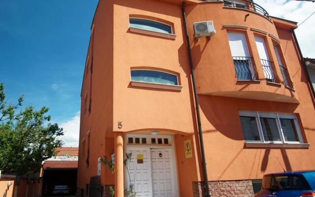 Wallaby House Hostel вид на фасад
