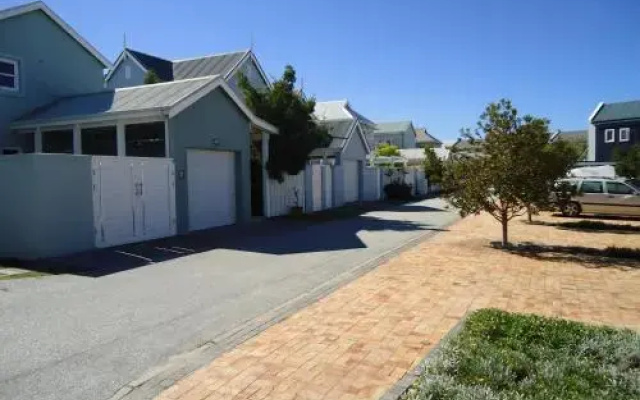 8 Fairmile Point