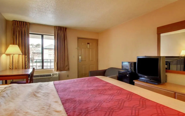 Econo Lodge North