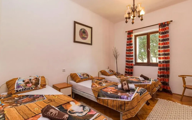 Nice Apartment in Pula with Hot Tub & 2 Bedrooms