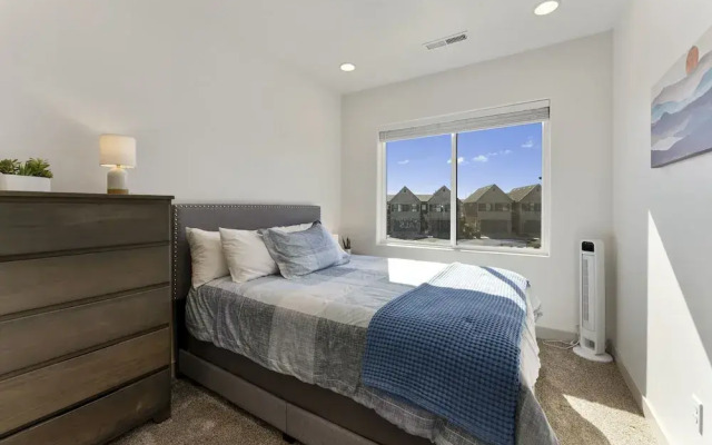 Hallser's Hive #4 3 Bedroom Townhouse