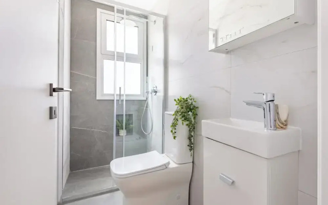 Sanders Cruise - Elegant Studio Apt With Balcony