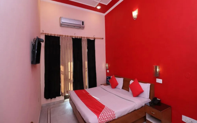 OYO 24340 Hotel Laxmi Palace