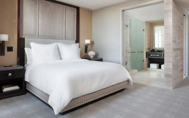 Отель Four Seasons One Dalton Street, Boston