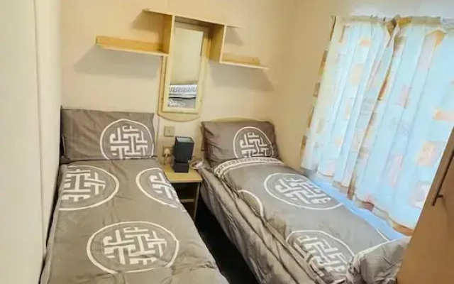 3-bed Carvan, Sleeps 6, Pets & Parking