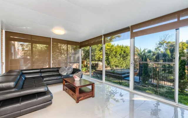 Spacious 4 Bedroom House The Hill