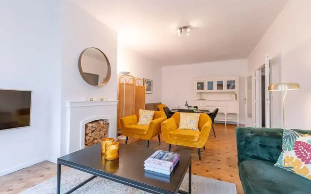 Comfy 1-bedroom Apartment With Side Seaview