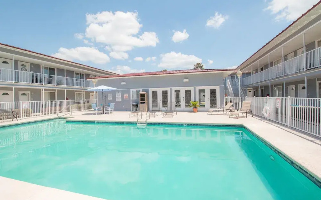 Oak Shores-Oak Shores Studio 39
