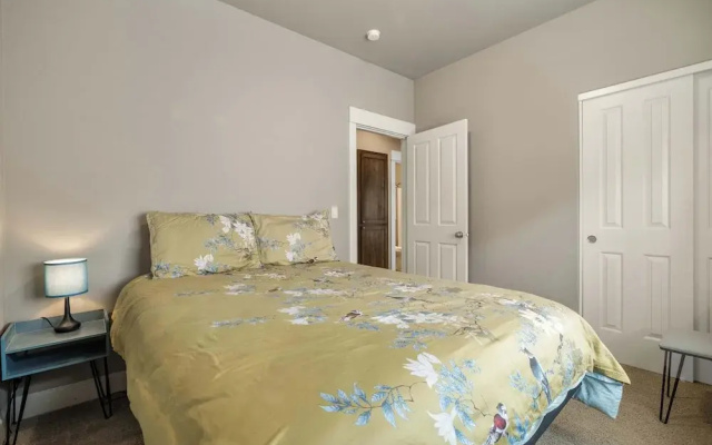 Hot-tub, Pet-friendly, 30 min to Mt Bachelor!