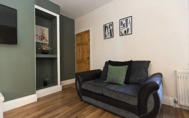 Gateshead 2BR Home - Near Town Metro Access