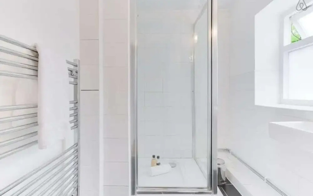 Cosy and Bright 2 Bed apt W/garden in Whitechapel