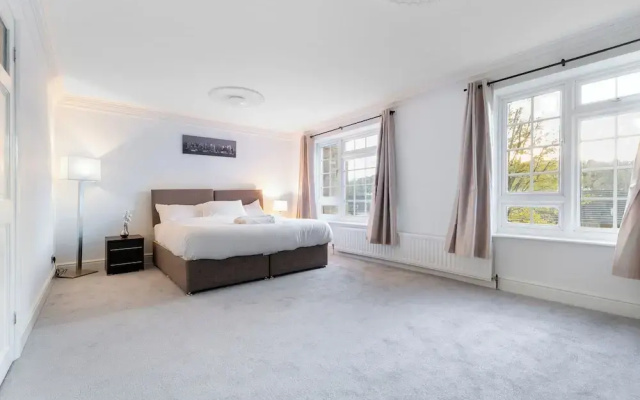 4-bed Home in Purley Near Gatwick Airport London