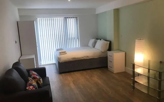 Spacious studio apartment in the heart of Oldham