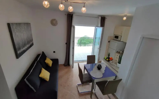A6 Beachfront apt With big Terrace and sea View