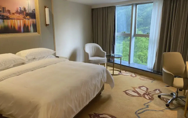 Vienna Hotel (Chongqing Nanping Nanbin Road Metro Station Branch)