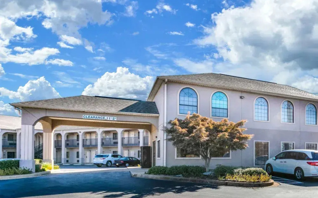 Econo Lodge Inn & Suites Memphis area