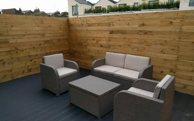 Modern 2 Bedroom Flat with private outdoor terrace
