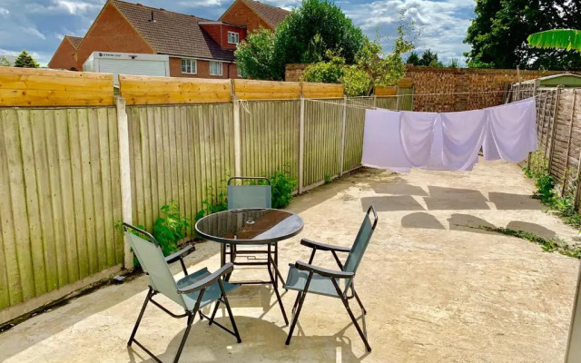 3 Bedrooms, 3 Baths, Spacious Lounge, Full Kitchen, Garden, Ground Floor, Free Parking