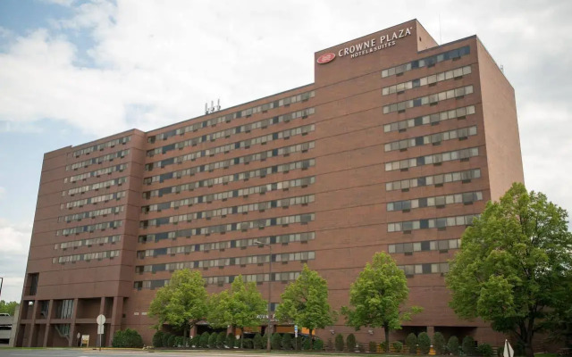 Отель Crowne Plaza Aire MSP Airport - Mall of America, an IHG Hotel США, Блумингтон - отзывы, цены и фото номеров - забронировать отель Crowne Plaza Aire MSP Airport - Mall of America, an IHG Hotel онлайн вид на фасад