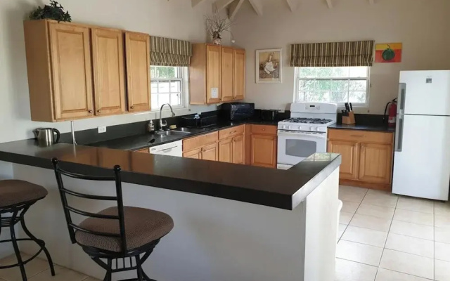 Villa - Sleeps 6 - Pool - Parking - Garden