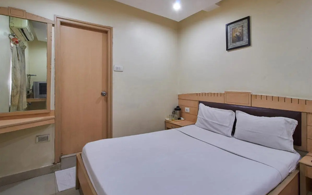 Hotel O Padmini Near Lakdikapool Metro Station