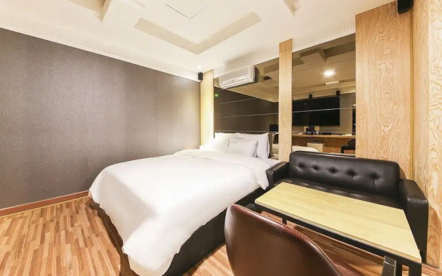 Hotel 7