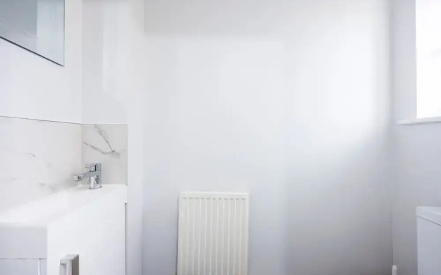 Newly Refurbished Charming 3-bed House in Barking