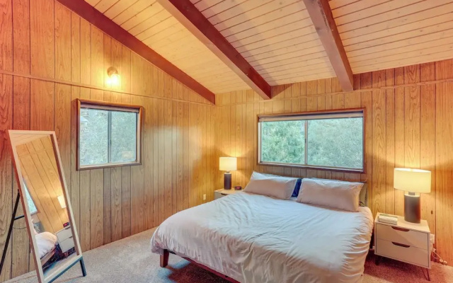 Crestline Cabin: Mountain Views & Fire Pit!