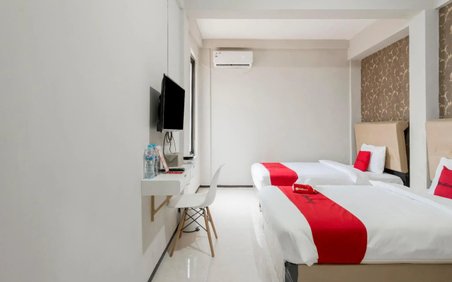 RedDoorz near Grand City Mall 2