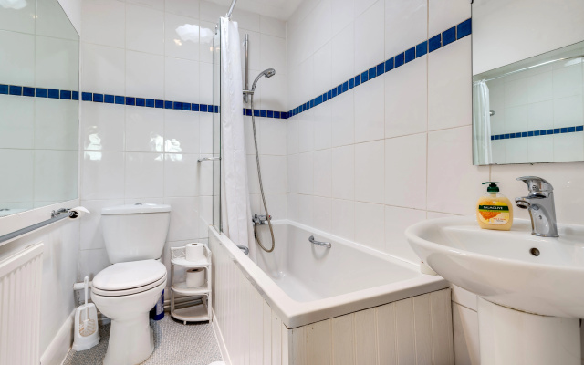 Spacious 1-Bedroom Flat with garden & free parking
