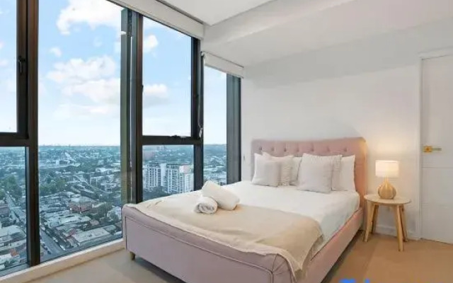Modern 2BR with City Views & Pool Near Parramatta
