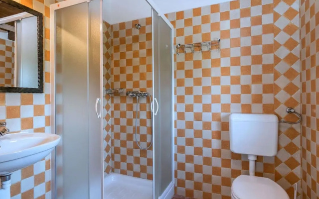 Spacious Villa in Tinjan with Pool