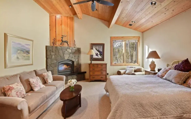 Wulf's Lodge at Olympic Valley Unwind in Hot Tub!