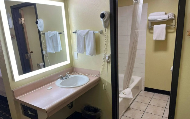 Days Inn by Wyndham Park City Kansas