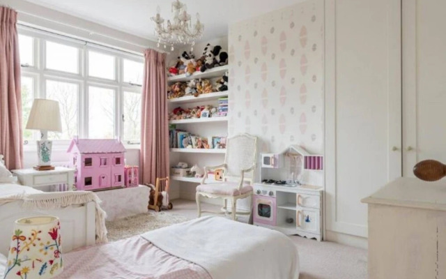 Spacious 5 Bedroom Home With Parking