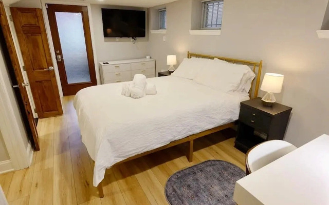 DC Beckons Darling Apt Sleeps 4