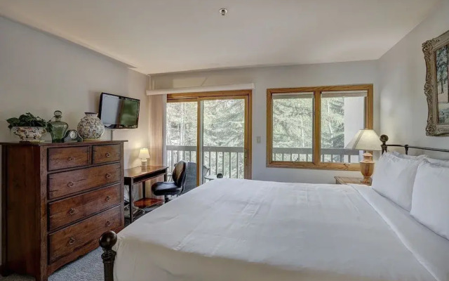 Newly Remodeled Spacious 1 Bedroom 1 Condo by RedAwning