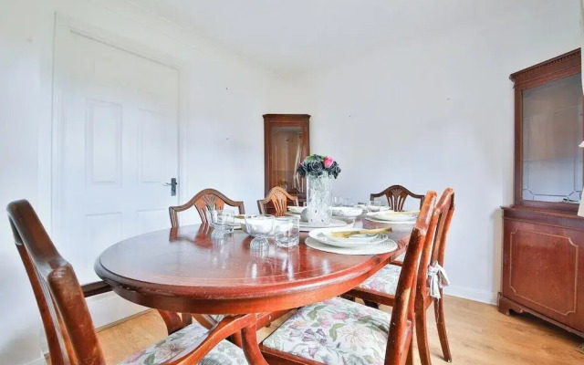 Homely 5 Bed House - 15 Mins to Cardiff City