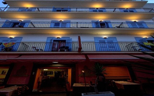 Отель Hostal Ferrer Испания, Сан-Антони-де-Портмань - отзывы, цены и фото номеров - забронировать отель Hostal Ferrer онлайн вид на фасад