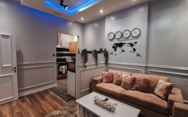 3 Bed Apartment in the Heart of Westend of Glasgow (Adults Only)