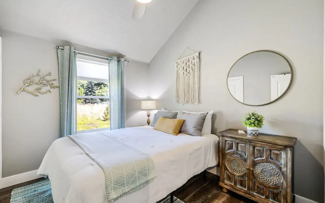 Sweet Seaview Home: Near Beach & Trailhead!