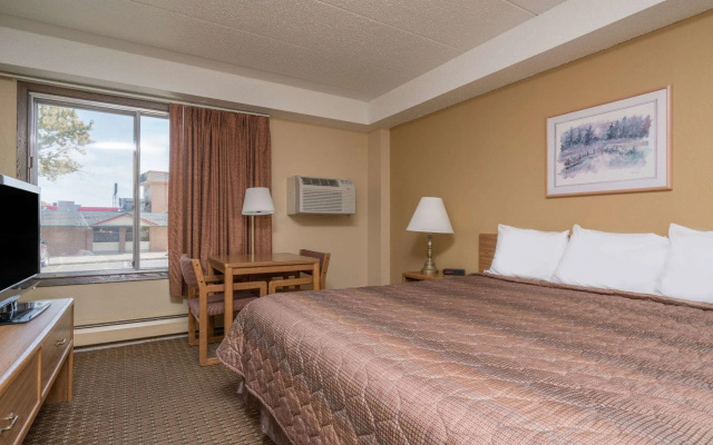Super 8 by Wyndham Owatonna